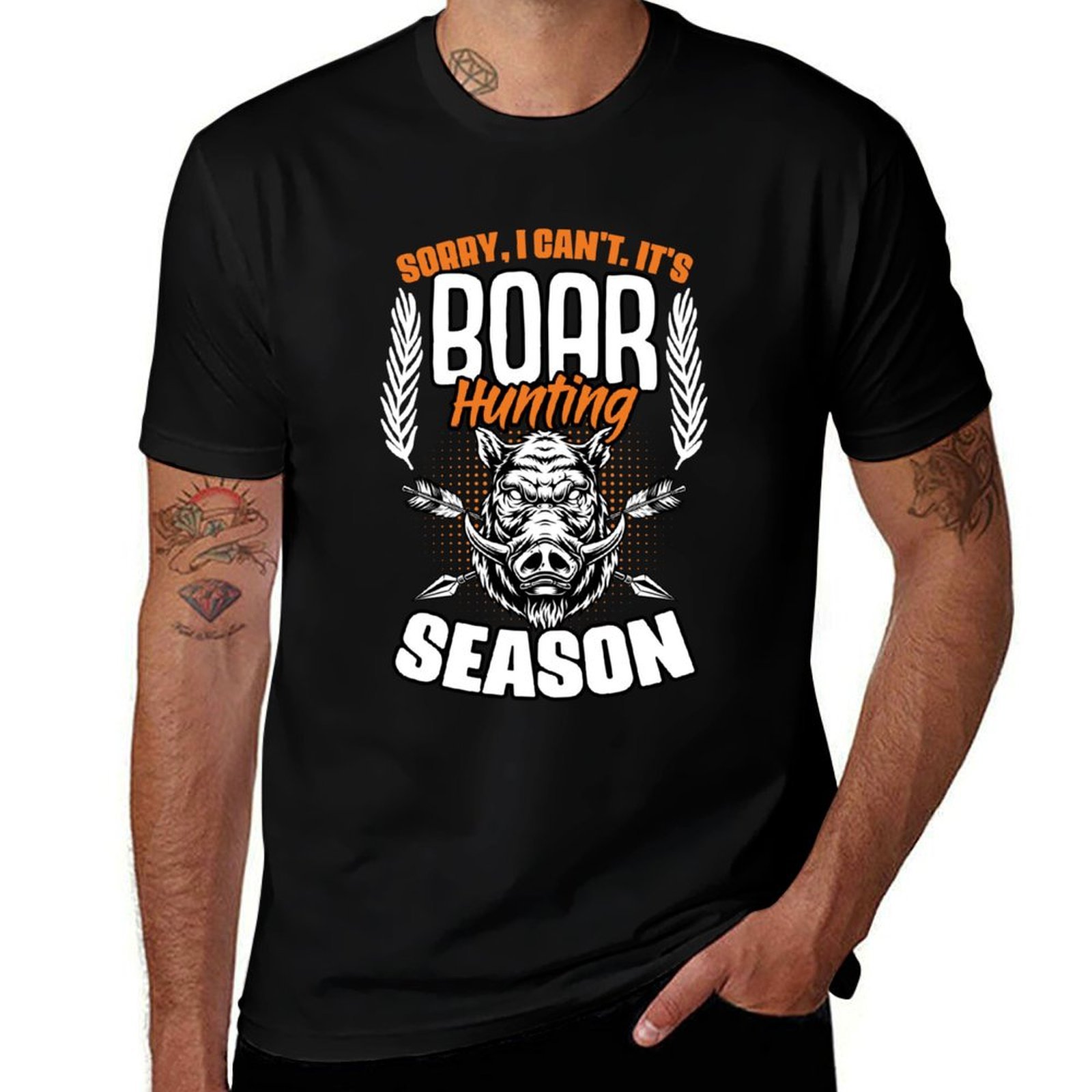 Wildman Hunting & Outdoor Polokwane Photos - ขอโทษครับ ฉันไม่สามารถล้อเล่นเรื่องการล่าหมูป่าได้ เสื้อยืดลายตลกสำหรับนักล่าหมู ทรงหลวม สบายๆ แขนสั้น
